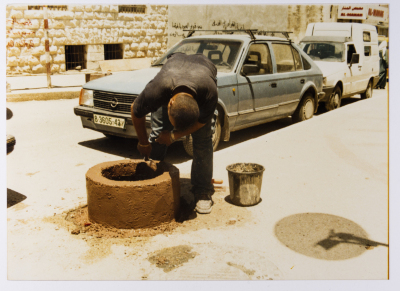 زراعة أشجار أمام مبنى مسرح وسينماتك القصبة في رام الله عام 1999