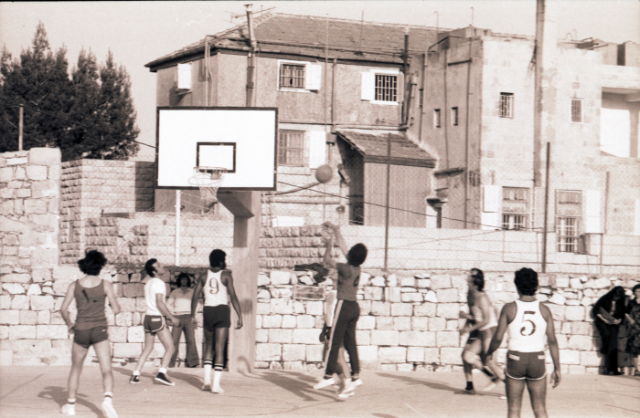 مباراة لكرة السلة في ملعب جامعة بيرزيت 