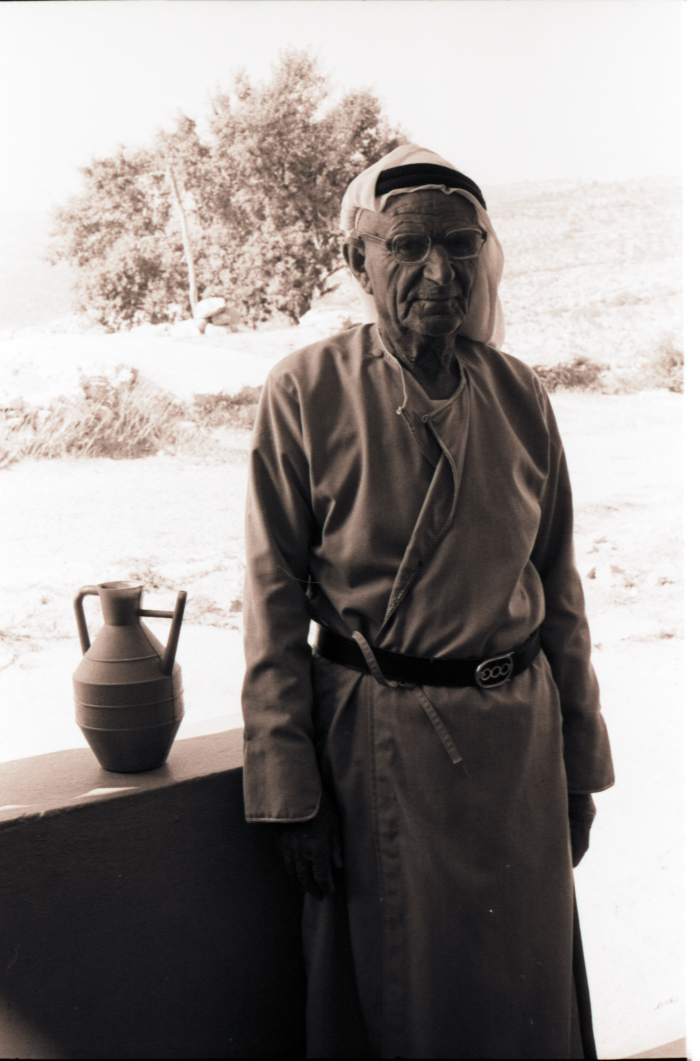 برتوريه لشخص عجوز يرتدي الزي الشعبي 