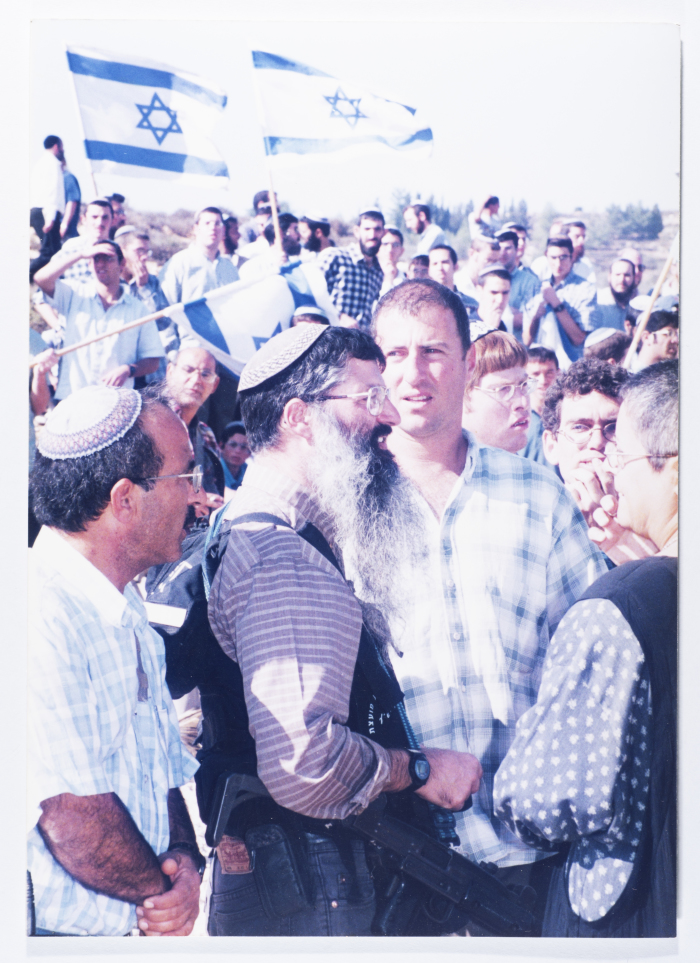 مجموعة من المستوطنين الصهاينة يرفعون علم دولة الاحتلال 