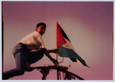 رفع العلم الفلسطيني على احد اعمدة الكهرباء في مخيم الدهيشة