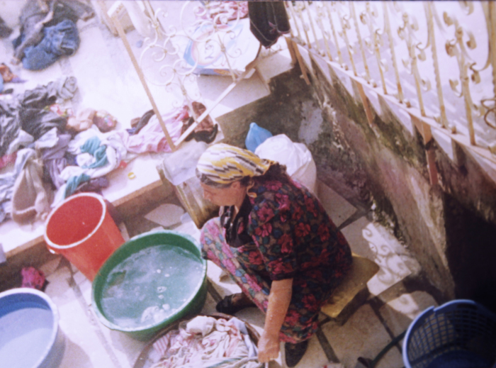 مالكة ابو عكر تقوم بغسل الملابس