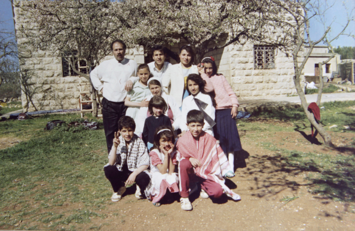 عائلة من مخيم الدهيشة للاجئين