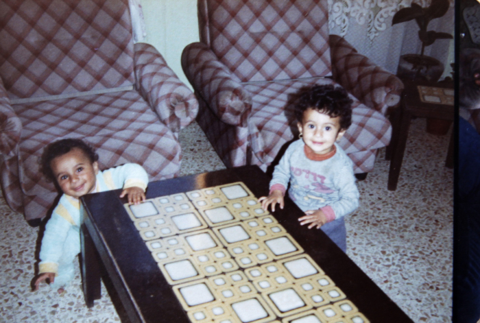 طفلان من عائلة أبو لبن