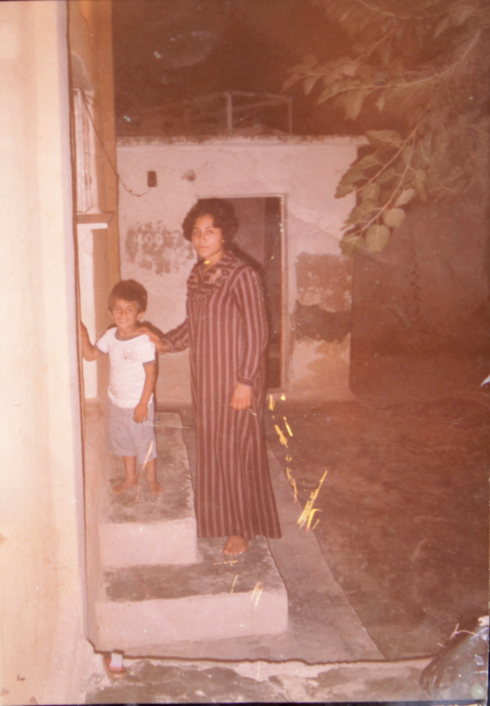 امرأة وطفل من مخيم الدهيشة