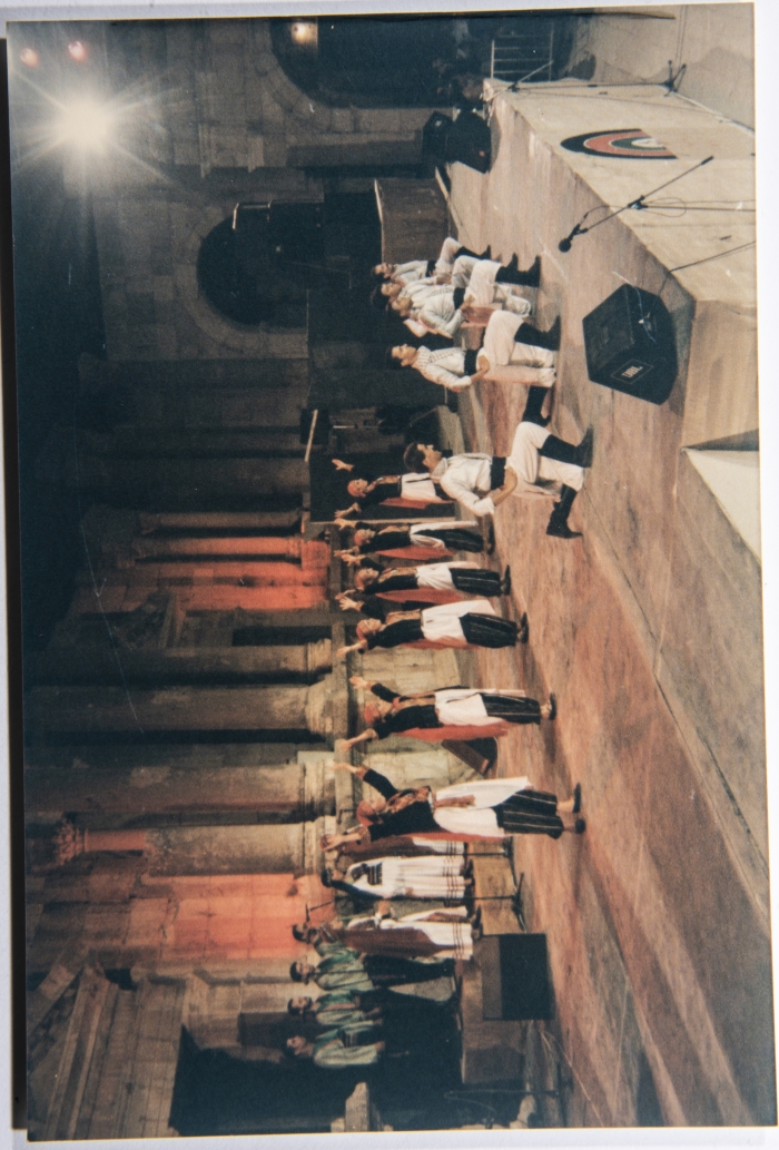 فرقة الفنون الشعبية الفلسطينية تقدم عمل فني بعنوان 