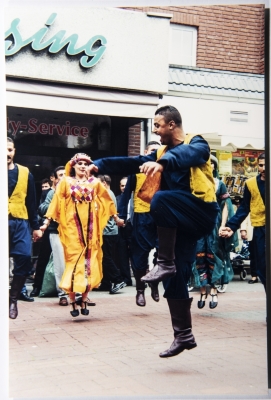 El-Funoun Palestinian Popular Dance Troupe in France, 1998