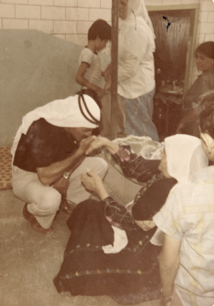 هاشم أبو عكر يقبل يد يامنة علان