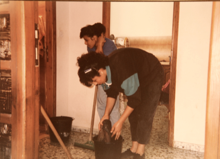 شابات من مخيم الدهيشة يقمن بتنظيف منزل عائلة أبو عكر