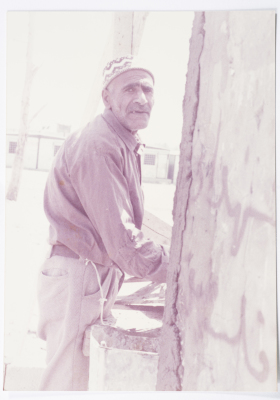 عامل بناء، مخيم عين الحلوة، 1982- 1989