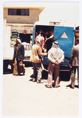 شاحنة بائع لحوم في مخيم للاجئين الفلسطينيين، الأردن، 1980- 1989