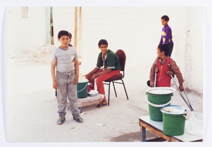 أطفال من الباعة المتجوّلين، مخيم عمّان الجديد، 1986