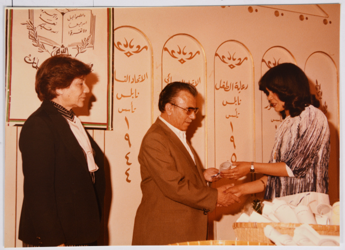 تسليم شهادات للمشاركات في دورة للطباعة أقامتها جمعية الشابات المسلمات في القدس