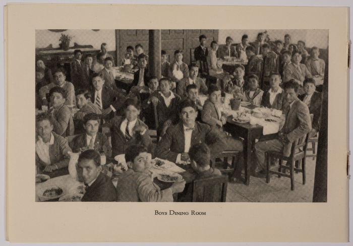 كتيب مصور عن مدرستي الفرندز للبنات والبنين