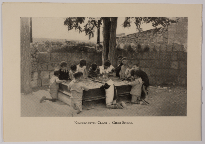 كتيب مصور عن مدرستي الفرندز للبنات والبنين