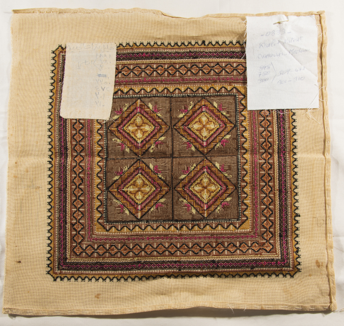 قطعة مُطرزةٌ أنتجتها نساء جمعية إنعاش المخيم، لبنان، سبعينيات القرن العشرين