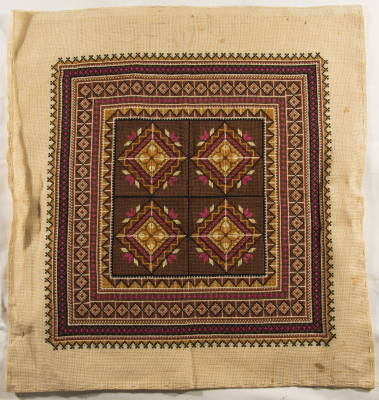 قطعة مُطرزةٌ أنتجتها نساء جمعية إنعاش المخيم، لبنان، سبعينيات القرن العشرين