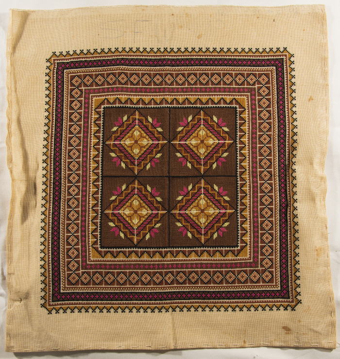 قطعة مُطرزةٌ أنتجتها نساء جمعية إنعاش المخيم، لبنان، سبعينيات القرن العشرين