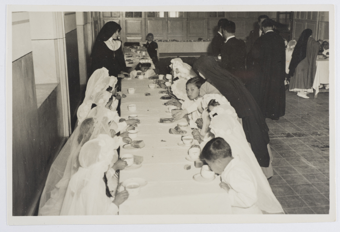 بطاقة بريدية تظهر فيها لقطة من إحدى المناسبات الاجتماعية، صدرت عن ستوديو سمعان السحار