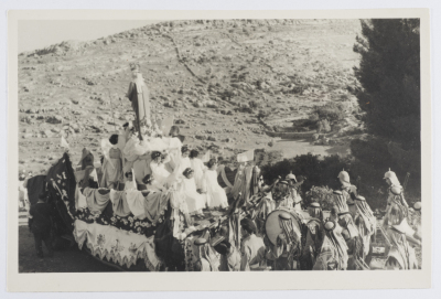 بطاقة بريدية يظهر فيها مسير بمناسبة دينية مسيحية، صدرت عن ستوديو سمعان السحار