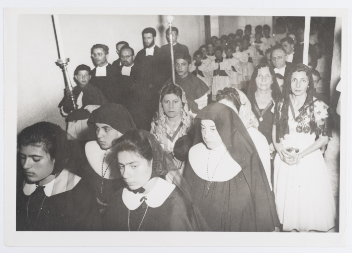 بطاقة بريدية يظهر فيها مسير بمناسبة دينية مسيحية، صدرت عن ستوديو سمعان السحار