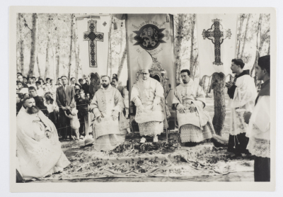 بطاقة بريدية يظهر فيها طقس ديني مسيحي في إحدى الكنائس في فلسطين، صدرت عن ستوديو سمعان السحار