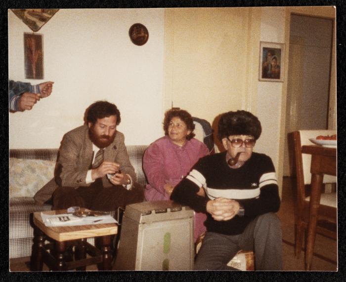 صورة لمحمد وعايدة بطراوي مع عصام بدر في منزلِهما، البيرة، 1970 - 79