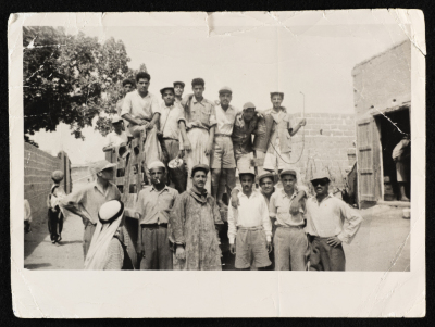 صورة لفريق رش المبيدات الحشريّة في مدينة غزة، 1949