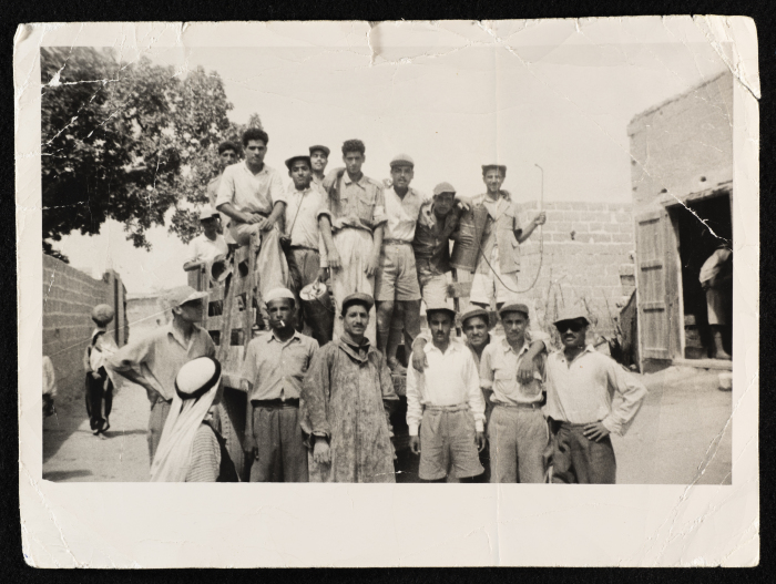 صورة لفريق رش المبيدات الحشريّة في مدينة غزة، 1949