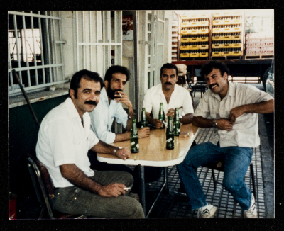 صورة لمجموعةٍ من الأصدقاء في رام الله، 1980 - 89