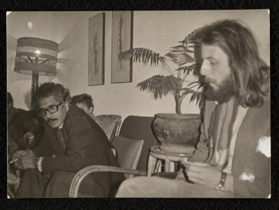 صورة لعبد اللطيف عقل وفرانسوا أبو سالم في منزل محمد بطراوي، في البيرة 1970- 79
