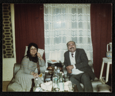 صورة لابتسام جلوق ونصري خوري في منزل محمد بطراوي، البيرة، 1970 - 89
