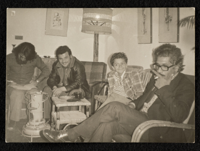 صورة لضيوفٍ في منزل محمد بطراوي في البيرة، 1970 - 79 