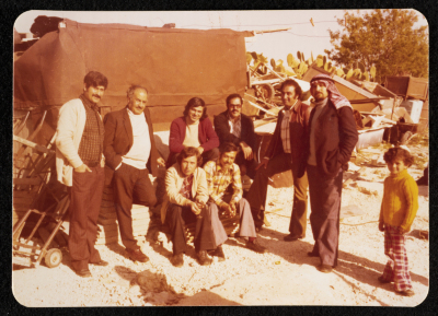 صورة لرجال والأطفال في موقع بناء، 1970-79