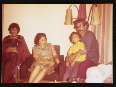 صورة لسهى أبو دية وعبد اللطيف عقل في ضيافة عائلة بطراوي، البيرة، 1970-79