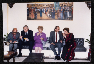 مشاركون في حفل تأسيس جمعية الهلال الأحمر الفلسطيني، القاهرة، 1988