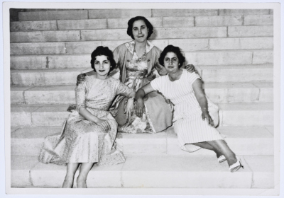  ماهرة الدجاني وأخريات في حفل تخرج، رام الله، 1960- 1969