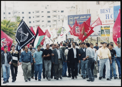 جانب من مسيرة جابت شوارع رام الله خلال الانتفاضة الثانية، 2001