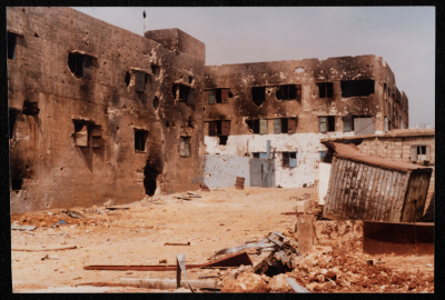 أحد معامل مؤسسة صامد الاقتصادية المحترقة، بيروت، حزيران 1985