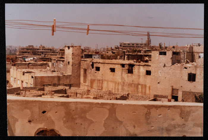 آثار الدمار والخراب الذي لحق بمعامل مؤسسة صامد  الاقتصادية، بيروت، 1985