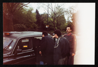 من رحلة قامت بها فرقة صابرين إلى بريطانيا لتقديم عرض موسيقي في إبريل 1991