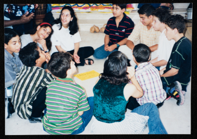 من برنامج للعلاج الموسيقي قامت به فرقة صابرين لمساعدة الأطفال الذين يعانون من آثار نفسية أثناء فترة الانتفاضة الثانية