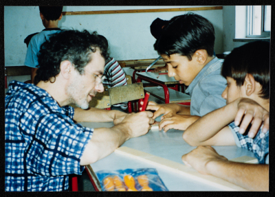 من برنامج للعلاج الموسيقي قامت به فرقة صابرين لمساعدة الأطفال الذين يعانون من آثار نفسية أثناء فترة الانتفاضة الثانية