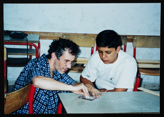 من برنامج للعلاج الموسيقي قامت به فرقة صابرين لمساعدة الأطفال الذين يعانون من آثار نفسية أثناء فترة الانتفاضة الثانية