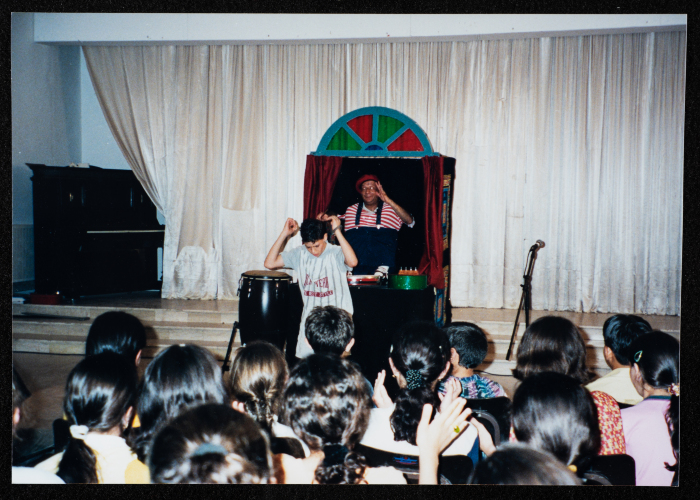 من برنامج للعلاج الموسيقي قامت به فرقة صابرين لمساعدة الأطفال الذين يعانون من آثار نفسية أثناء فترة الانتفاضة الثانية