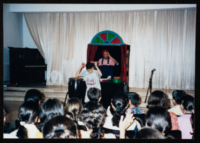 من برنامج للعلاج الموسيقي قامت به فرقة صابرين لمساعدة الأطفال الذين يعانون من آثار نفسية أثناء فترة الانتفاضة الثانية