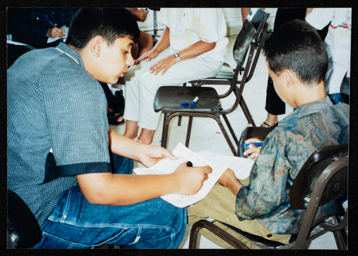 من برنامج للعلاج الموسيقي قامت به فرقة صابرين لمساعدة الأطفال الذين يعانون من آثار نفسية أثناء فترة الانتفاضة الثانية