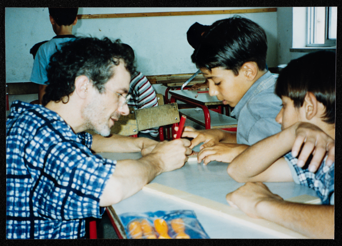 من برنامج للعلاج الموسيقي قامت به فرقة صابرين لمساعدة الأطفال الذين يعانون من آثار نفسية أثناء فترة الانتفاضة الثانية