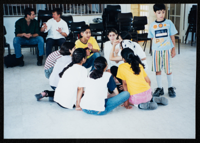 من برنامج للعلاج الموسيقي قامت به فرقة صابرين لمساعدة الأطفال الذين يعانون من آثار نفسية أثناء فترة الانتفاضة الثانية