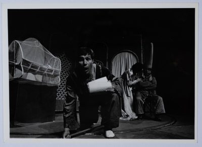 عرض مسرحية القزم وبنت الطحان